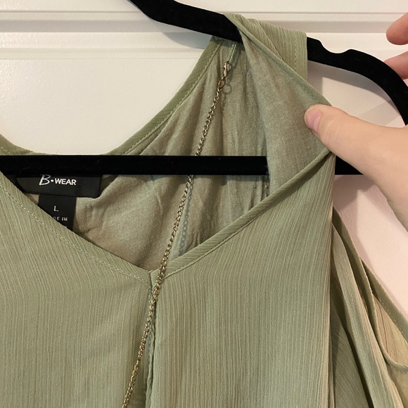 Women’s tank/off the shoulder top with built in necklace - Picture 6 of 6